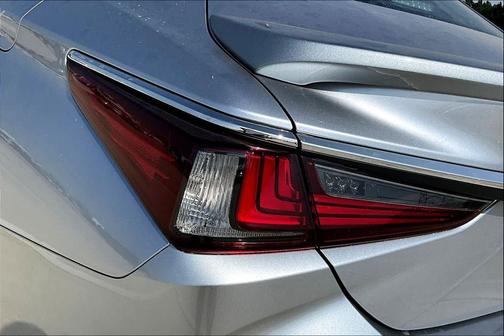 2025 Lexus ES 300h Base