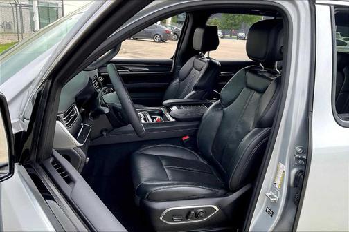 2023 Jeep Wagoneer Base
