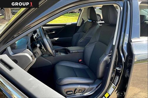 2025 Lexus ES 300h Base