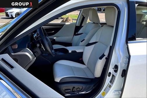 2025 Lexus ES 300h Base