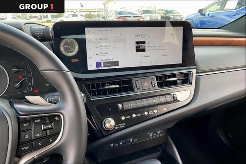 2025 Lexus ES 300h Base