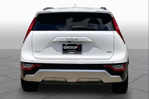 Snow White Pearl 2024 Kia Niro Touring