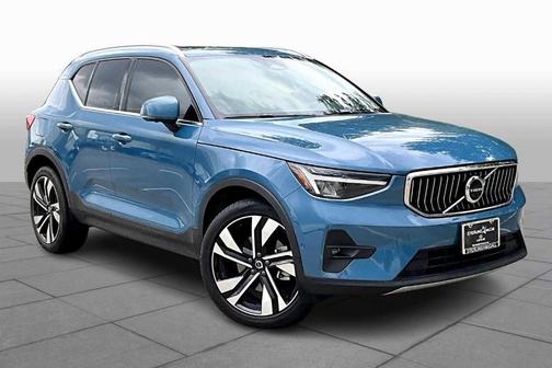 2023 Volvo XC40 B4 Plus Bright Theme