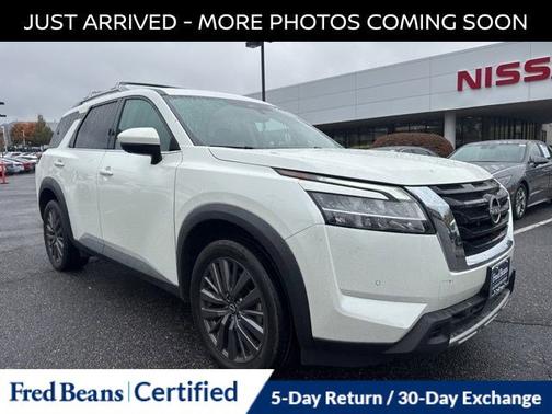 2023 Nissan Pathfinder SL