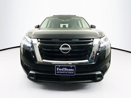 2023 Nissan Pathfinder SV
