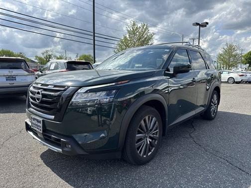 2023 Nissan Pathfinder SL