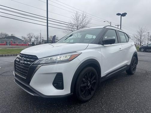 2023 Nissan Kicks SR