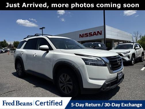 2022 Nissan Pathfinder SV