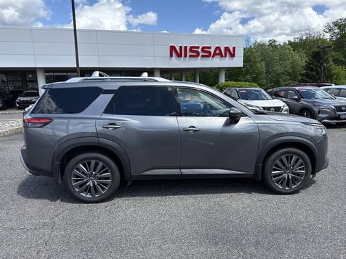 2022 Nissan Pathfinder SL