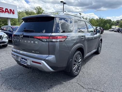 2022 Nissan Pathfinder SL