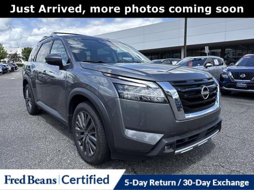 2022 Nissan Pathfinder SL