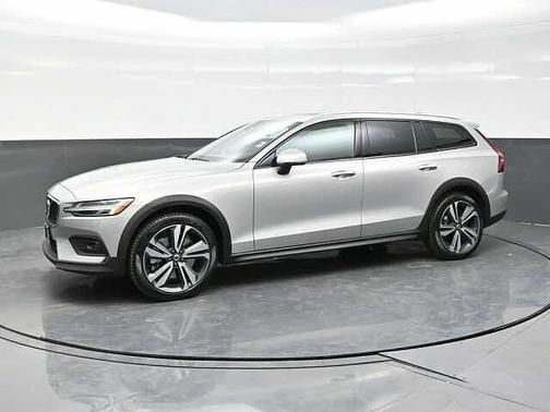Silver Dawn 2025 Volvo V60 Cross Country Plus