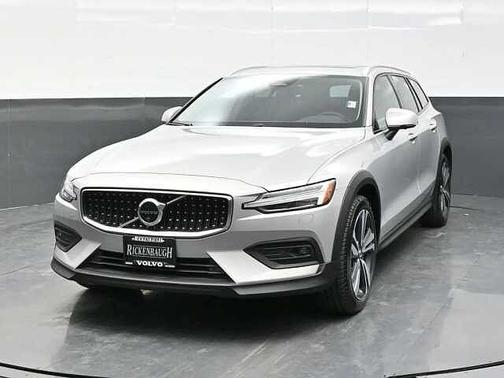 Silver Dawn 2025 Volvo V60 Cross Country Plus