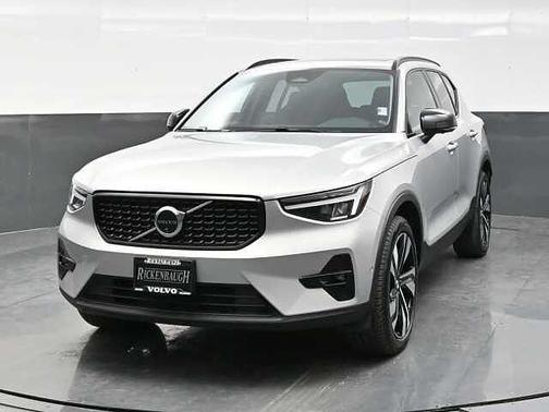 Silver Dawn 2025 Volvo XC40 Plus