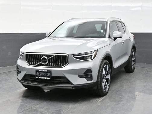 2025 Volvo XC40 B5 Plus Bright Theme
