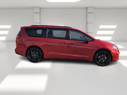 2026 Chrysler Pacifica Limited FWD