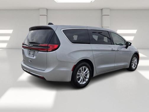 2026 Chrysler Pacifica Select FWD