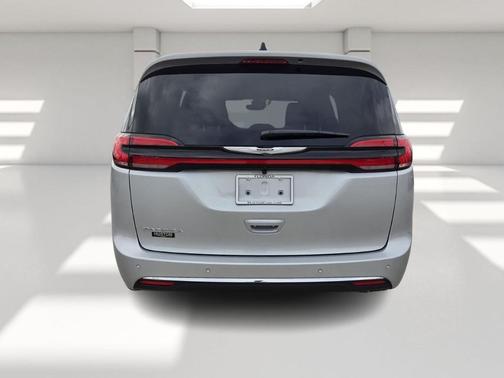 2026 Chrysler Pacifica Select FWD