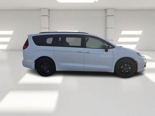 2026 Chrysler Pacifica Select FWD