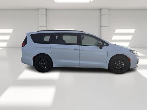 2026 Chrysler Pacifica Select FWD