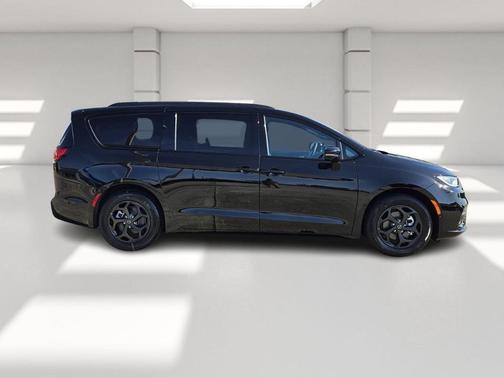 2025 Chrysler Pacifica Hybrid Select