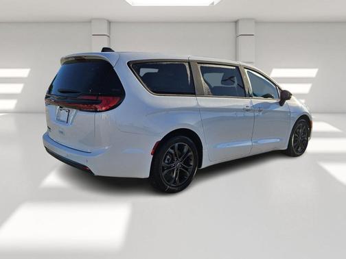 2026 Chrysler Pacifica Select FWD