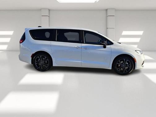 2026 Chrysler Pacifica Select FWD