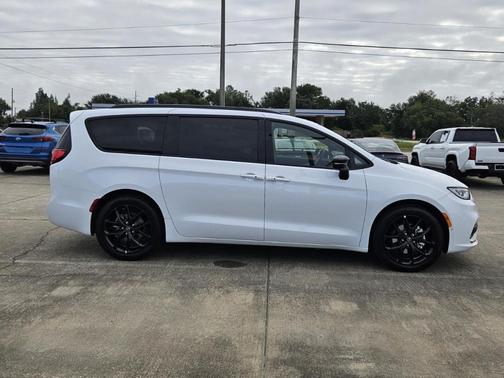 2026 Chrysler Pacifica Limited FWD