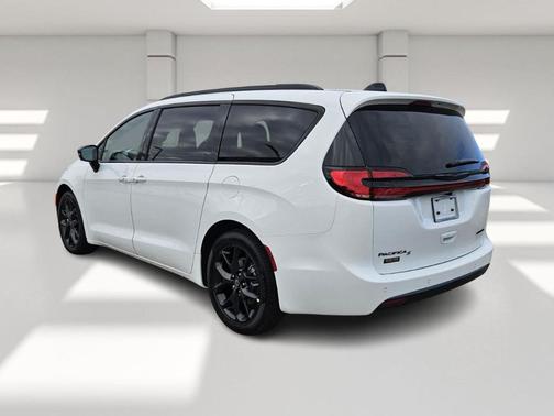 2026 Chrysler Pacifica Limited FWD