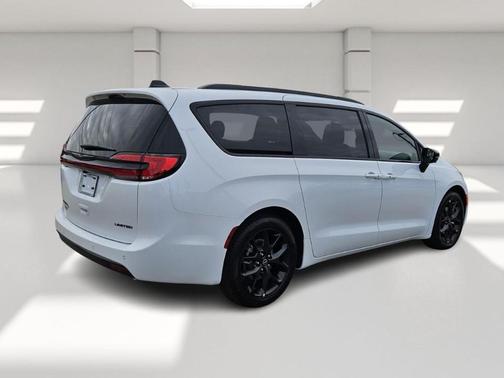 2026 Chrysler Pacifica Limited FWD