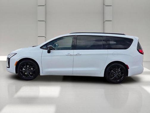 White 2027 Chrysler Pacifica LIMITED