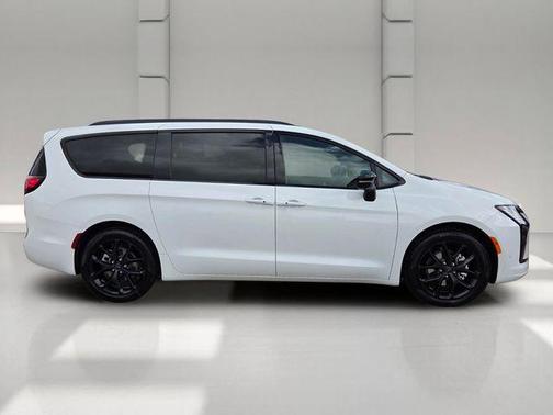 White 2027 Chrysler Pacifica LIMITED