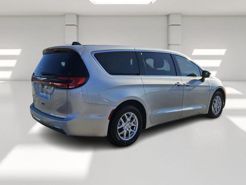 2026 Chrysler Pacifica Select FWD