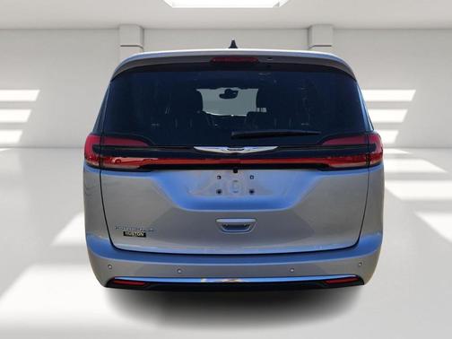 2026 Chrysler Pacifica Select FWD