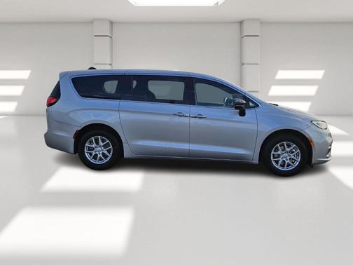 2026 Chrysler Pacifica Select FWD