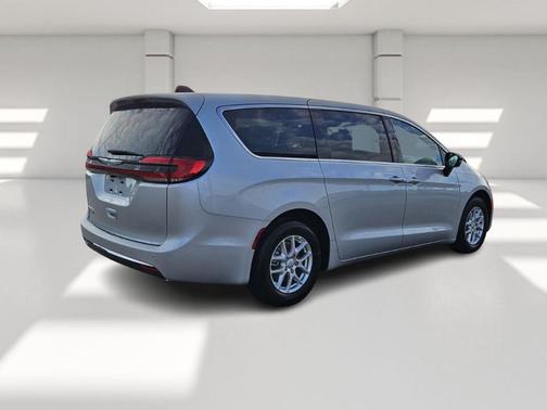 2026 Chrysler Pacifica Select FWD