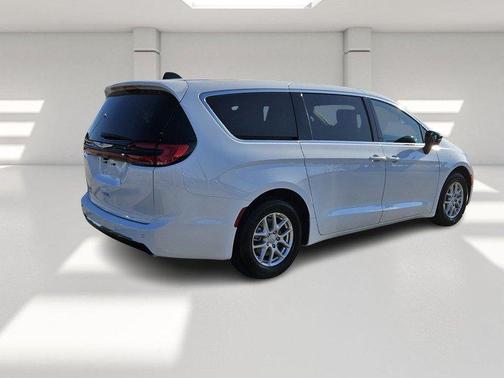 2026 Chrysler Pacifica Select FWD