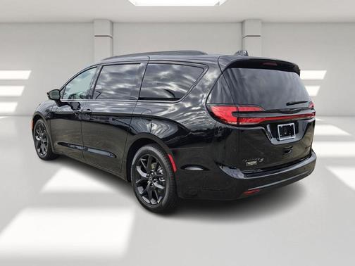 2026 Chrysler Pacifica Limited FWD