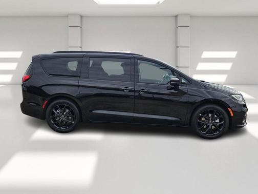 2026 Chrysler Pacifica Limited FWD