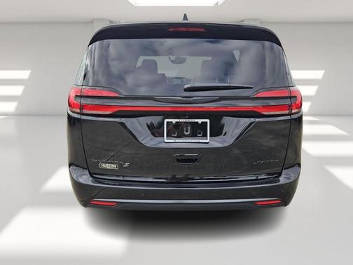 2026 Chrysler Pacifica Limited FWD
