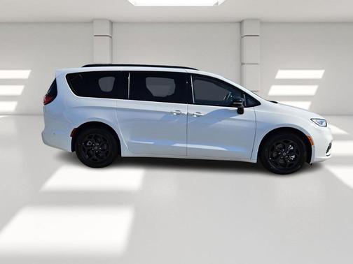 2025 Chrysler Pacifica Hybrid Select