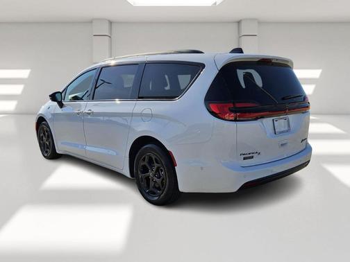 2025 Chrysler Pacifica Hybrid Select