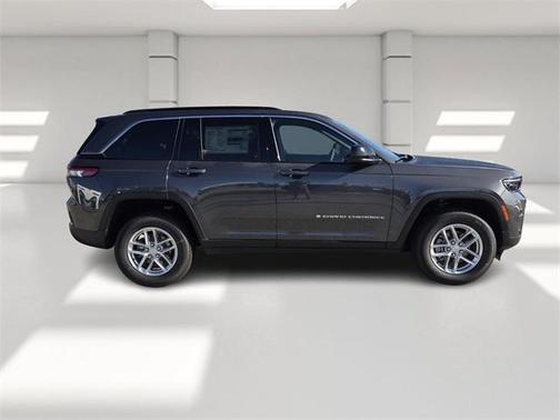 2026 Jeep Grand Cherokee Laredo 4x4