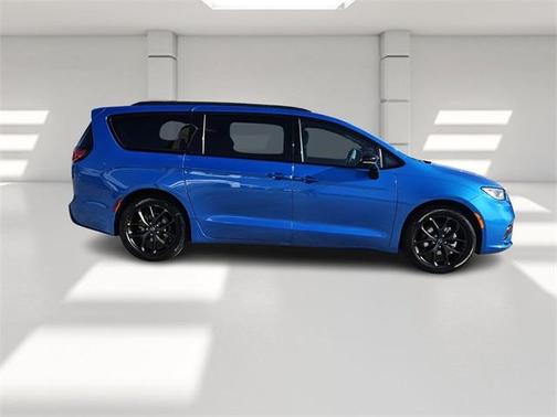 2026 Chrysler Pacifica Select FWD