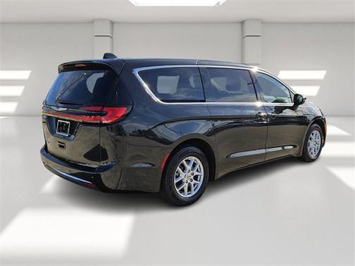 2023 Chrysler Pacifica Touring-L