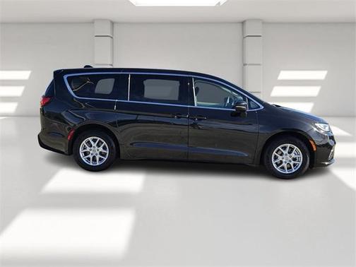 2023 Chrysler Pacifica Touring-L