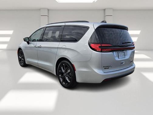 2026 Chrysler Pacifica Limited FWD