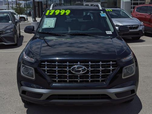 Black Noir Pearl 2022 Hyundai VENUE SEL