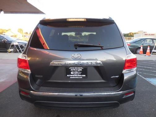 Gray 2013 Toyota Highlander SE