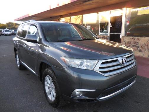 Gray 2013 Toyota Highlander SE